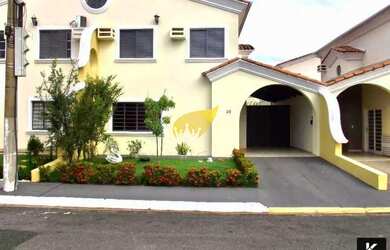 Imagem: A casa em condomínio possui 3 Dormitórios, 1 Banheiro, 2 Vagas