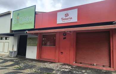 Imagem: A casa possui 4 Dormitórios, 4 Banheiros, 5 Vagas na garagem