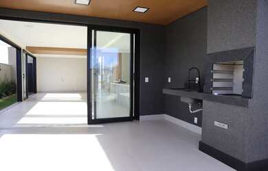 Imagem 3: Jardins Versalhes. Piscina, Varanda, 213m² de Áreae2 Vagas na garagem