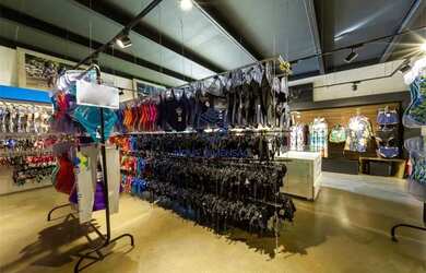 Imagem: O depósito possui 4 Vagas na garagem, 320m² de Área e está