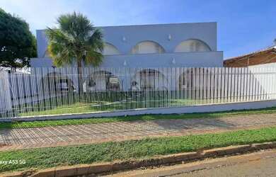 Imagem: A casa possui 5 Dormitórios, 3 Banheiros, 5 Vagas na garagem