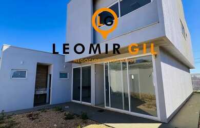 Imagem: A casa possui 2 Dormitórios, 3 Banheiros, 3 Vagas na garagem