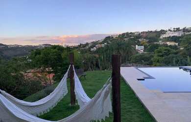 Imagem: A casa possui 4 Dormitórios, 4 Banheiros, 4 Vagas na garagem