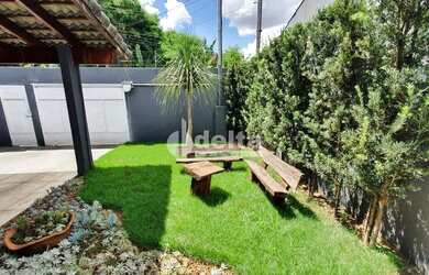 Imagem: A casa possui 3 Dormitórios, 2 Banheiros, 2 Vagas na garagem