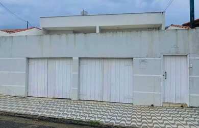 Imagem: A casa possui 4 Dormitórios, 2 Banheiros, 2 Vagas na garagem