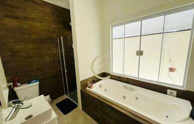 Imagem: A casa em condomínio à venda possui 2 Dormitórios, 3 Banheiros