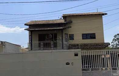 Imagem: A casa possui 3 Dormitórios, 2 Banheiros, 5 Vagas na garagem