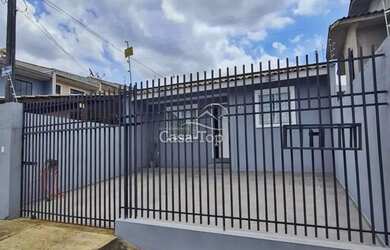 Imagem: A casa possui 2 Dormitórios, 1 Banheiro, 2 Vagas na garagem