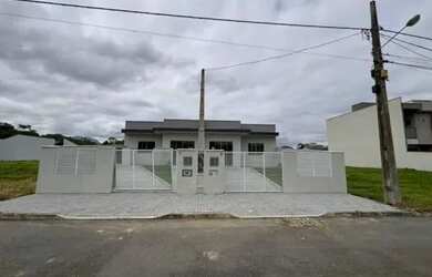 Imagem: A casa possui 3 Dormitórios, 1 Banheiro, 1 Vaga na garagem