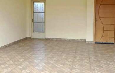 Imagem: A casa possui 3 Dormitórios, 1 Banheiro, 1 Vaga na garagem