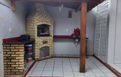 Imagem: A casa possui 3 Dormitórios, 3 Banheiros, 2 Vagas na garagem