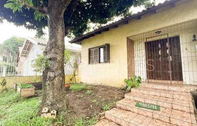 Imagem: A casa possui 3 Dormitórios, 2 Banheiros, 5 Vagas na garagem