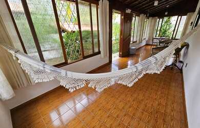 Imagem: A casa possui 3 Dormitórios, 4 Banheiros, 2 Vagas na garagem