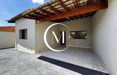 Imagem: A casa possui 3 Dormitórios, 2 Banheiros, 2 Vagas na garagem