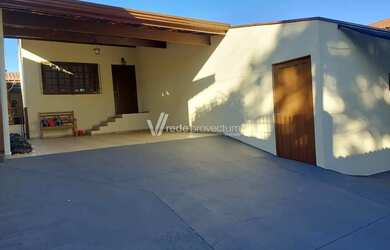 Imagem: A casa possui 3 Dormitórios, 3 Banheiros, 4 Vagas na garagem