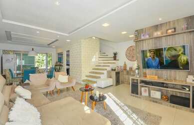 Imagem: A casa possui 4 Dormitórios, 4 Banheiros, 5 Vagas na garagem