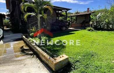 Imagem: A casa possui 2 Dormitórios, 3 Banheiros, 4 Vagas na garagem