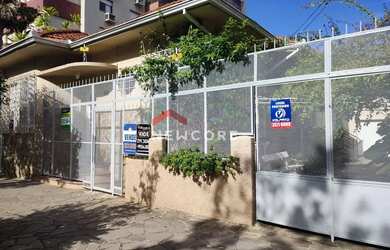 Imagem: A casa possui 3 Dormitórios, 2 Banheiros, 3 Vagas na garagem