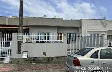 Imagem: A casa possui 2 Dormitórios, 1 Banheiro, 1 Vaga na garagem