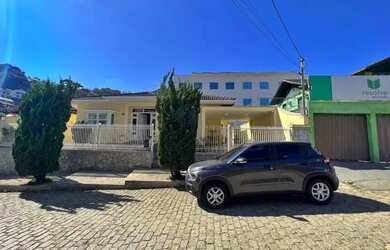 Imagem: A casa possui 5 Dormitórios, 4 Banheiros, 4 Vagas na garagem