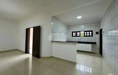 Imagem: A casa em condomínio possui 3 Dormitórios, 2 Banheiros, 2