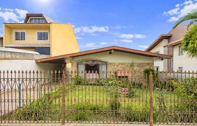 Imagem: A casa possui 3 Dormitórios, 3 Banheiros, 3 Vagas na garagem