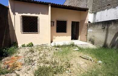 Imagem: A casa possui 2 Dormitórios, 1 Banheiro, 1 Vaga na garagem