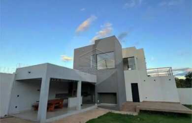 Imagem: A casa possui 4 Dormitórios, 5 Banheiros, 4 Vagas na garagem