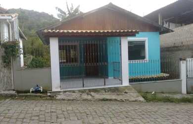 Imagem: A casa possui 2 Dormitórios, 1 Banheiro, 1 Vaga na garagem