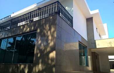 Imagem: A casa possui 4 Dormitórios, 5 Banheiros, 5 Vagas na garagem