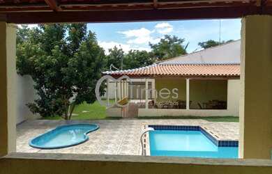 Imagem: A casa possui 3 Dormitórios, 4 Banheiros, 5 Vagas na garagem