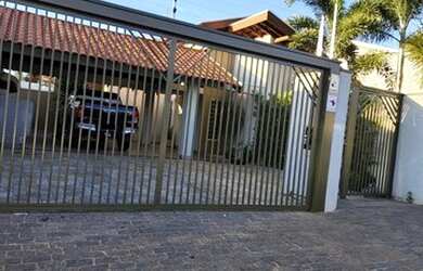 Imagem: A casa possui 3 Dormitórios, 2 Banheiros, 4 Vagas na garagem