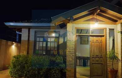 Imagem: A casa possui 1 Dormitório, 2 Banheiros, 2 Vagas na garagem