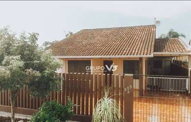 Imagem: A casa possui 4 Dormitórios, 1 Banheiro, 5 Vagas na garagem