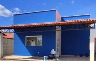 Imagem: A casa possui 3 Dormitórios, 2 Banheiros, 2 Vagas na garagem