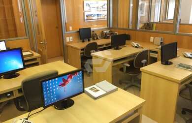 Imagem: O depósito possui 4 Vagas na garagem, 152m² de Área e está