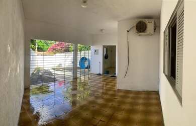 Imagem: A casa possui 2 Dormitórios, 2 Banheiros, 4 Vagas na garagem