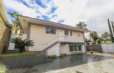 Imagem: A casa possui 4 Dormitórios, 5 Banheiros, 5 Vagas na garagem