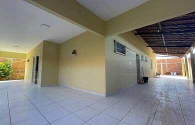 Imagem: A casa possui 4 Dormitórios, 4 Banheiros, 4 Vagas na garagem