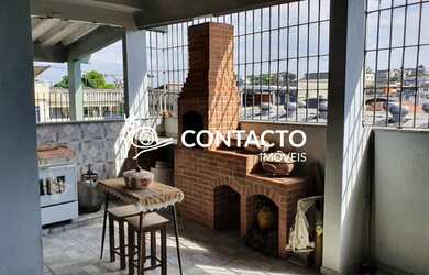 Imagem: A casa possui 4 Dormitórios, 2 Banheiros, 3 Vagas na garagem