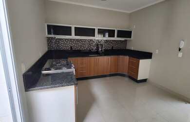 Imagem: A casa possui 3 Dormitórios, 1 Banheiro, 5 Vagas na garagem