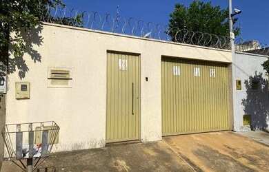 Imagem: A casa possui 3 Dormitórios, 2 Banheiros, 140m² de Área e