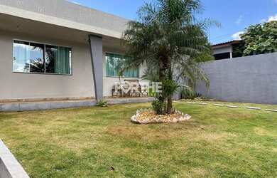 Imagem: A casa possui 3 Dormitórios, 2 Banheiros, 3 Vagas na garagem