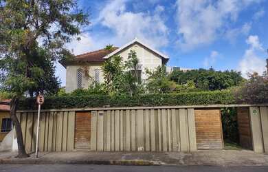 Imagem: A casa possui 4 Dormitórios, 3 Banheiros, 5 Vagas na garagem