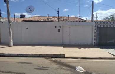 Imagem: A casa possui 3 Dormitórios, 1 Banheiro, 2 Vagas na garagem