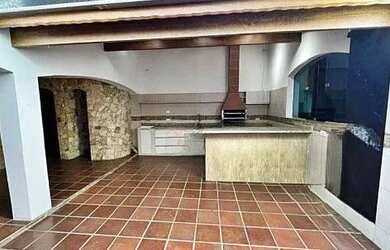 Imagem: A casa possui 3 Dormitórios, 3 Banheiros, 4 Vagas na garagem