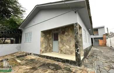 Imagem: A casa possui 3 Dormitórios, 1 Banheiro, 1 Vaga na garagem