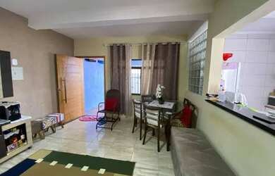 Imagem: A casa possui 3 Dormitórios, 2 Banheiros, 3 Vagas na garagem