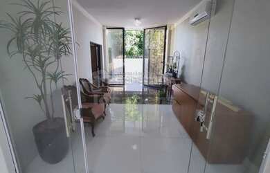 Imagem: A casa possui 3 Dormitórios, 2 Banheiros, 3 Vagas na garagem