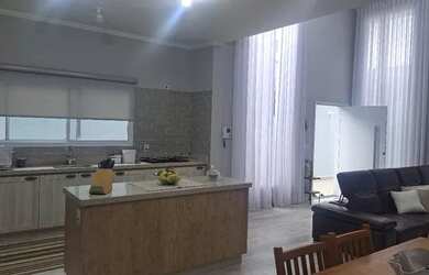 Imagem: A casa possui 3 Dormitórios, 3 Banheiros, 3 Vagas na garagem